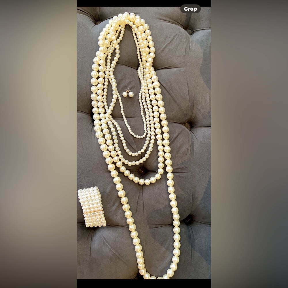 5 strands faux pearl necklaces with bracelet and post earrings.